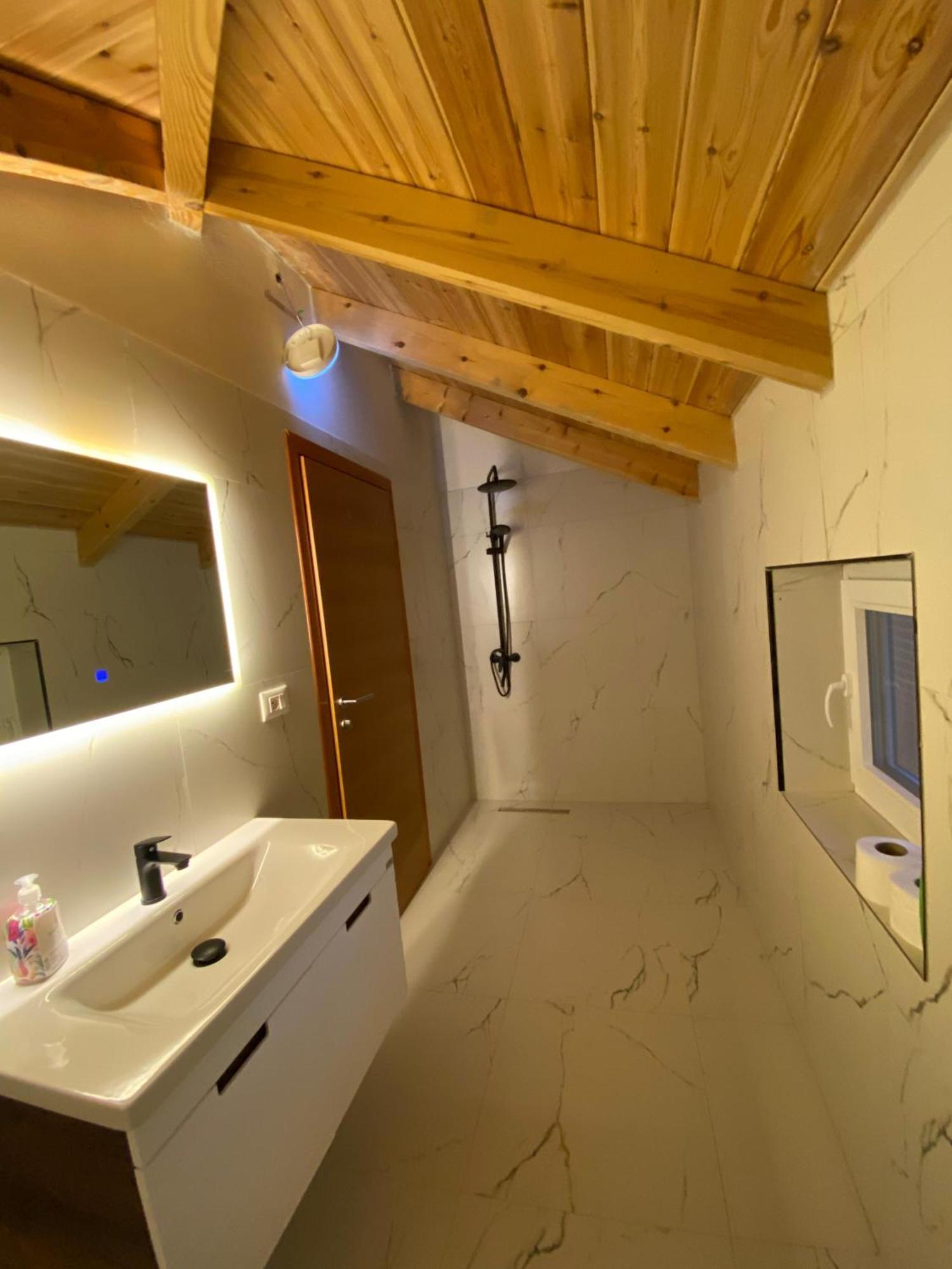 Guest House Korabi Ceren Bagian luar foto