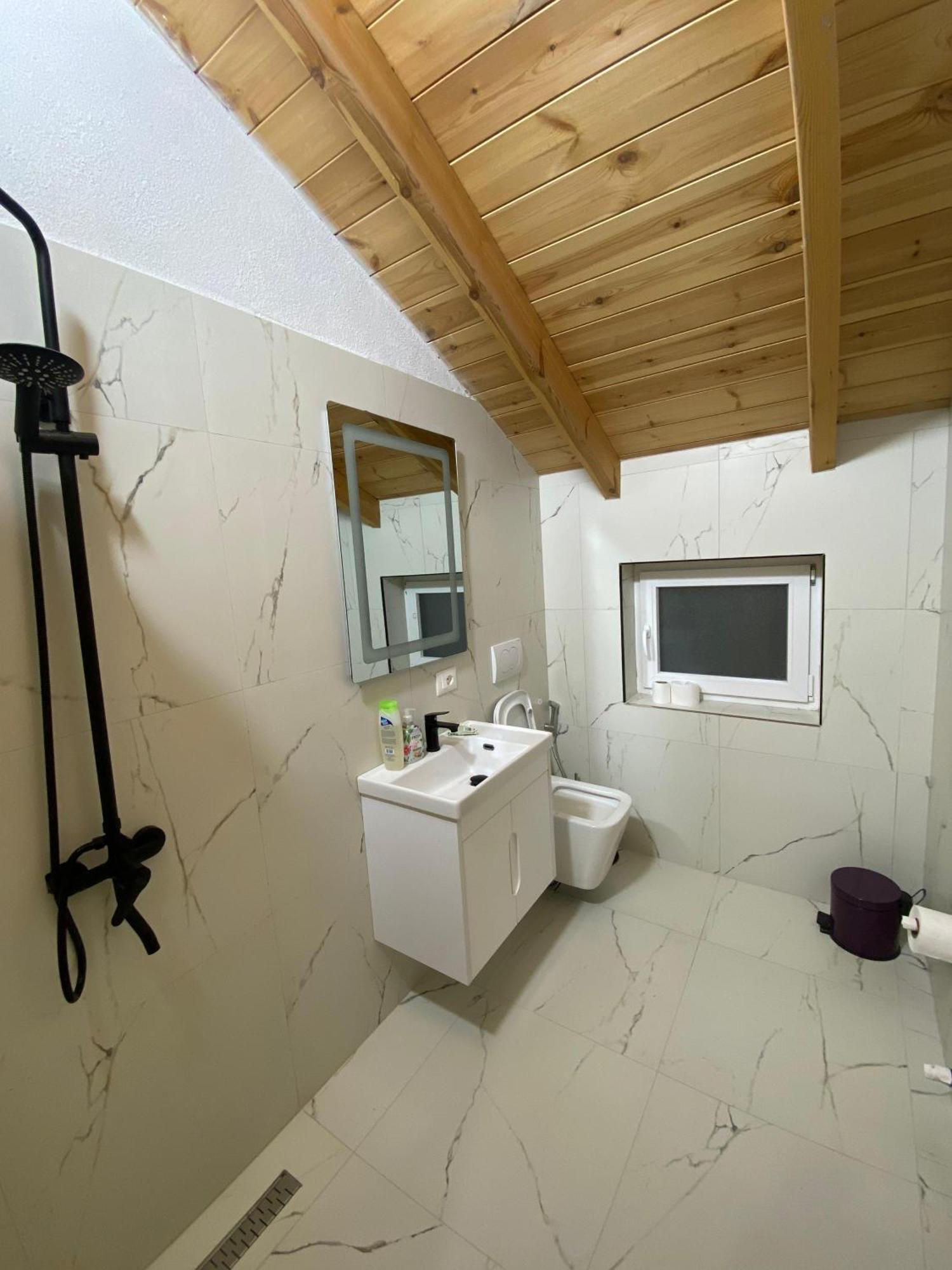 Guest House Korabi Ceren Bagian luar foto