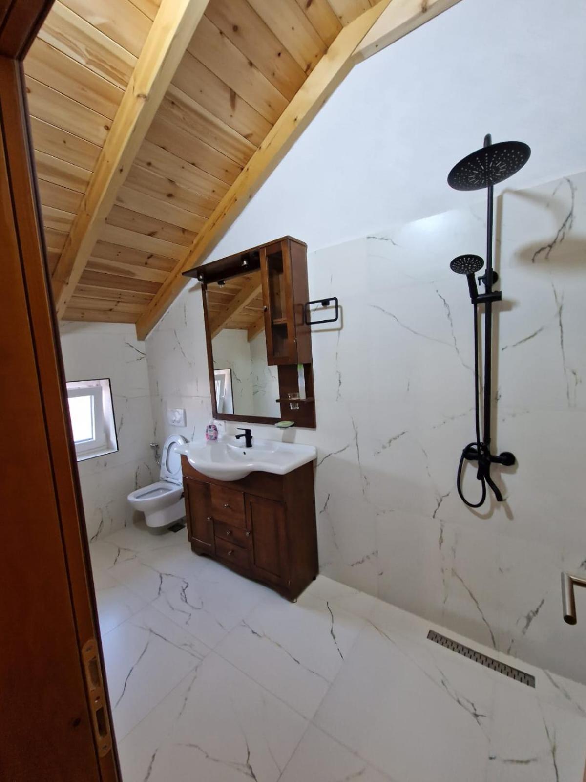 Guest House Korabi Ceren Bagian luar foto